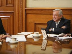 El canciller Marcelo Ebrard (i) acompañó a López Obrador en la llamada. TWITTER@lopezobrador_