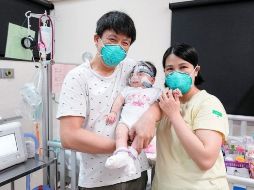 Kwek Yu Xuan junto a sus padres. (Foto: National University Hospital)
