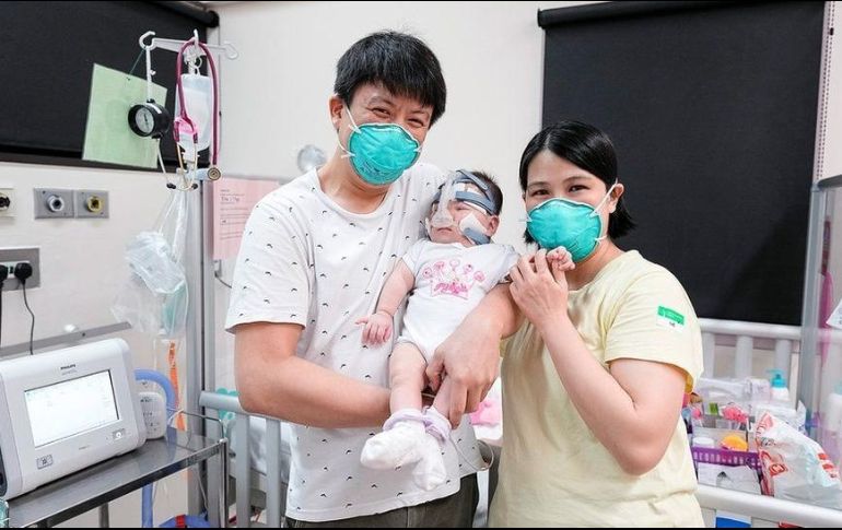 Kwek Yu Xuan junto a sus padres. (Foto: National University Hospital)