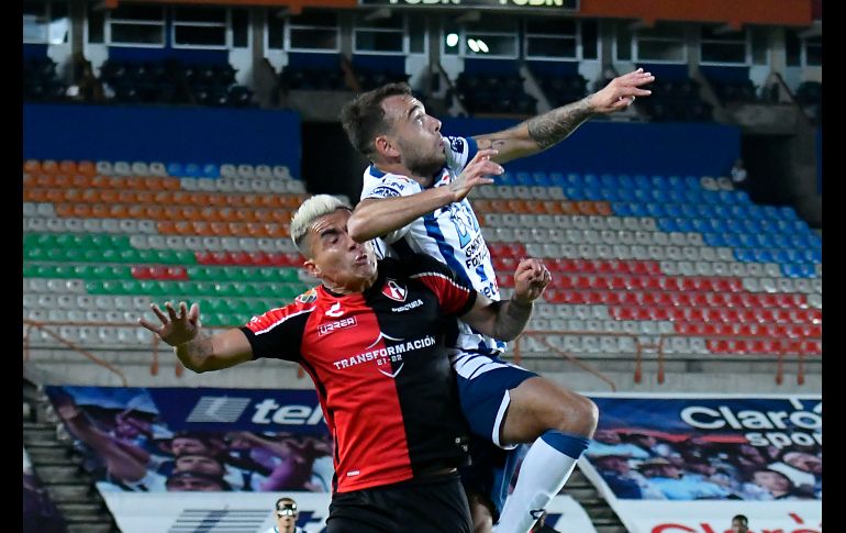 FUERTE. Lapsos del juego estuvieron protagonizados por duras entradas. IMAGO7