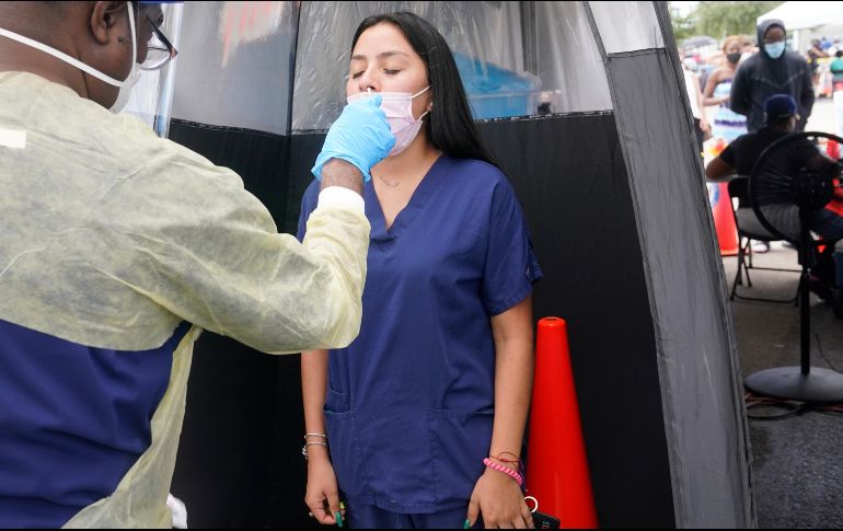 En la tercera ola, el COVID-19 ha afectado más a la gente joven. AP/M. Lavandier