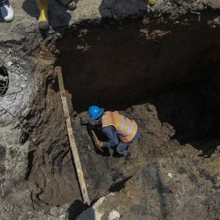 Ahora en Sonora, un enorme socavón "se traga" la camioneta de un panadero