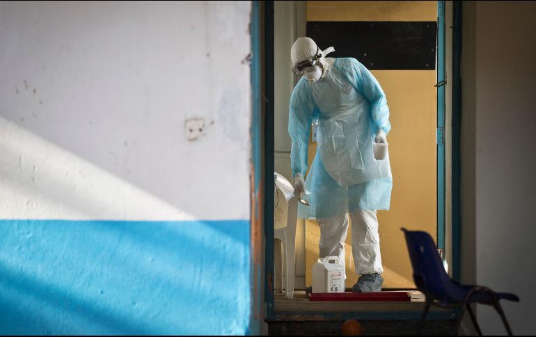 Un trabajador sanitario en un hospital en Kenia donde se trató a un hombre que estuvo en contacto con un enfermo del virus de Marburgo en 2014. AP/ARCHIVO