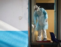 Un trabajador sanitario en un hospital en Kenia donde se trató a un hombre que estuvo en contacto con un enfermo del virus de Marburgo en 2014. AP/ARCHIVO