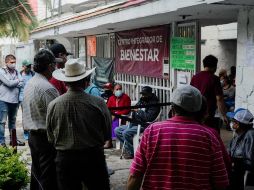 Muchos adultos mayores hicieron un gasto económico para llegar a las instalaciones, y por el estado físico y de salud será difícil para ellos recuperarlo. EL INFORMADOR/G. Gallo