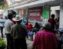 Muchos adultos mayores hicieron un gasto económico para llegar a las instalaciones, y por el estado físico y de salud será difícil para ellos recuperarlo. EL INFORMADOR/G. Gallo