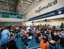 Son más de 100 voluntarios que coordinan las filas y perifonean para guardar el orden en el recinto; asimismo, dan atención e información a los ciudadanos. ESPECIAL