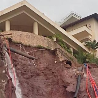Se colapsa ladera y parte de los cimientos de una casa en Puerto Vallarta
