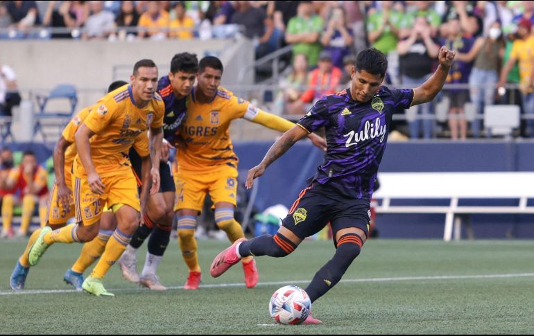 Raúl Ruidíaz abrió el marcador con un tiro penal en el minuto 23. AFP/J. Redmon