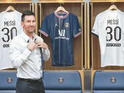 Firmó. El astro argentino llegó a firmar su contrato con el PSG. AP