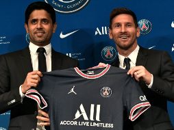 Feliz. Messi posa junto al Presiente del PSG, Nasser Al-Khelaïfi. AFP