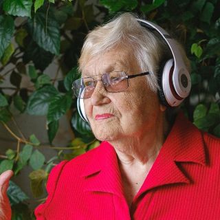 Viral: Abuelita reacciona a respuesta de “Alexa” tras pedirle que rece