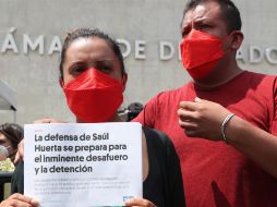 María Guadalupe (i) y Raúl Reyes (d), padres del menor que presuntamente fue abusado por el diputado Saúl Huerta, acudieron este miércoles a la Cámara de Diputados. EFE/M. Guzmán