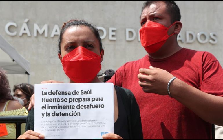 María Guadalupe (i) y Raúl Reyes (d), padres del menor que presuntamente fue abusado por el diputado Saúl Huerta, acudieron este miércoles a la Cámara de Diputados. EFE/M. Guzmán