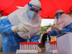 Las personas con síntomas como fiebre, tos, dificultad para respirar o con sospecha de contagio de COVID-19 pueden solicitar vía telefónica una cita para una prueba. EFE/C. Karunarathne