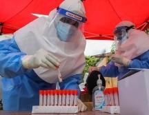Las personas con síntomas como fiebre, tos, dificultad para respirar o con sospecha de contagio de COVID-19 pueden solicitar vía telefónica una cita para una prueba. EFE/C. Karunarathne