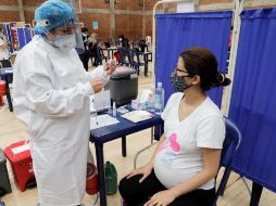 La nueva recomendación fue emitida en medio de un repunte de casos, de hospitalizaciones y de muertes por COVID-19 en Estados Unidos. EFE/ARCHIVO