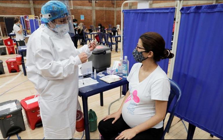 La nueva recomendación fue emitida en medio de un repunte de casos, de hospitalizaciones y de muertes por COVID-19 en Estados Unidos. EFE/ARCHIVO