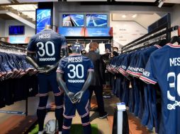 ILUSIONADOS. El plantel que ha conformado el PSG, coronado con el fichaje de Messi, ha elevado la ilusión del aficionado parisino. AFP/B. GUAY