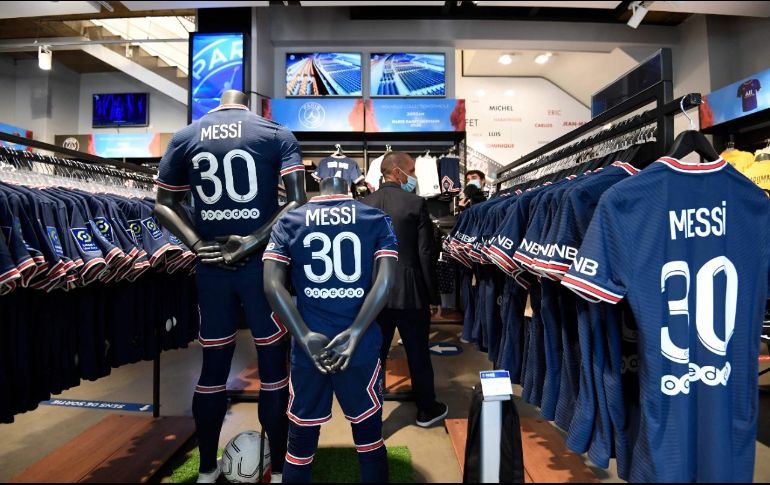 ILUSIONADOS. El plantel que ha conformado el PSG, coronado con el fichaje de Messi, ha elevado la ilusión del aficionado parisino. AFP/B. GUAY