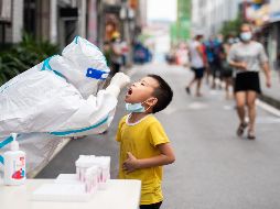 Buscan. Autoridades chinas han reforzado los filtros sanitarios y las pruebas aleatorias para actuar a tiempo y evitar propagación. Xinhua