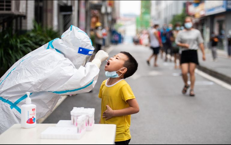 Buscan. Autoridades chinas han reforzado los filtros sanitarios y las pruebas aleatorias para actuar a tiempo y evitar propagación. Xinhua