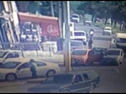 No se sabe si las autoridades se dieron cuenta del atraco e intervinieron en la detención del delincuente. YOUTUBE / Crespo 76