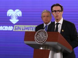 AMLO, acompañado Fernando Landeros, presidente de la Fundación Teletón, indica que este convenio es el primero que su gobierno firma con una organización civil. SUN / C. Mejía
