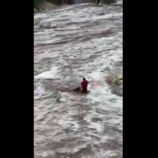Captan el valiente rescate de mujer atrapada en desbordamiento de arroyo en BCS