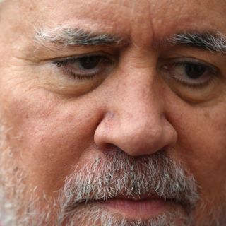 ¡Se enojó! Almodóvar critica la retirada del cartel de su nueva película