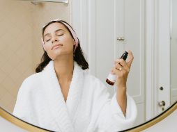 Muchos son los factores que debes tomar en cuenta para cuidar a tu piel del sol / Especial: Photo by Kalos Skincare on Unsplash