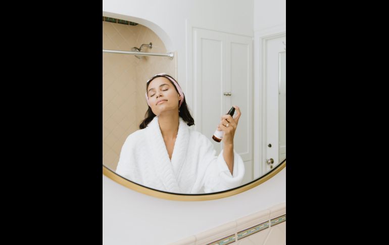 Muchos son los factores que debes tomar en cuenta para cuidar a tu piel del sol / Especial: Photo by Kalos Skincare on Unsplash