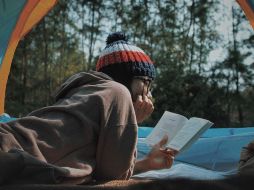 Disfruta de alguna lectura de tu preferencia este verano. ESPECIAL / Photo By Lê Tân on Unsplash