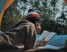 Disfruta de alguna lectura de tu preferencia este verano. ESPECIAL / Photo By Lê Tân on Unsplash