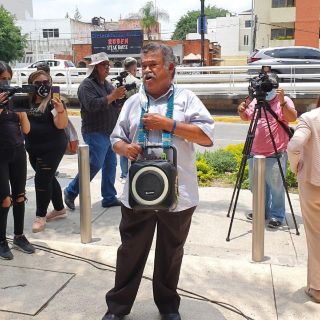 Con porras y canciones, fans animan a la familia de Vicente Fernández