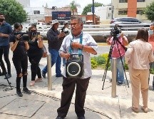 Miguel Ramírez pudo acercarse al hijo de Vicente Fernández para expresar sus buenos deseos, al tiempo que cantó un par de canciones apoyado por un pequeño radio portátil. EL INFORMADOR / N. Gutiérrez