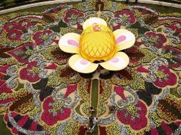 Cientos de personas acudieron a admirar la obra y tomarse fotografías. EFE/L. Noriega