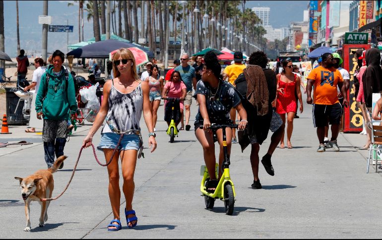 Personas caminan en Los Ángeles, California. Según el censo,  los estados con la población más diversa son Hawaii y California. EFE/EPA/C. Brehman