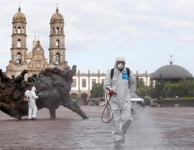 Un grupo de brigadistas realiza trabajos de desinfección y limpieza de áreas públicas en el municipio de Zapopan. EFE/F. Guasco