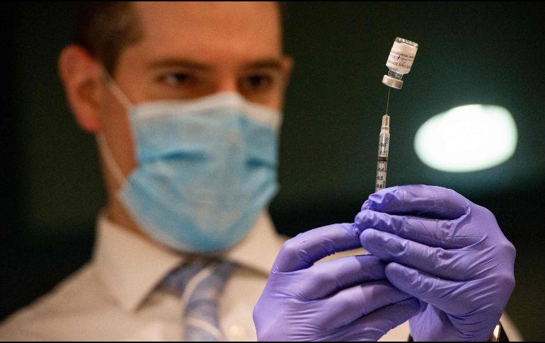 Los expertos de la OMS han reiterado que las vacunas no bastan en la lucha contra el coronavirus y deben combinarse con las medidas sanitarias que ya el pasado año se generalizaron para frenar los contagios. AFP / J. Prezioso