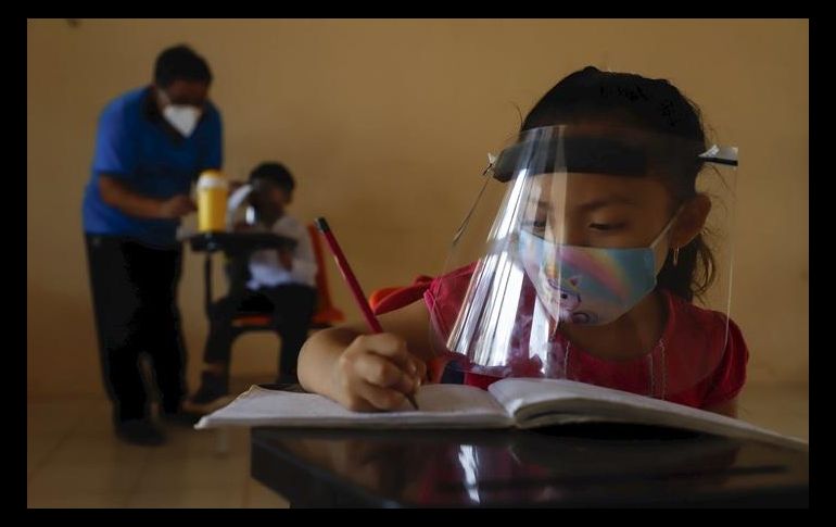 AMLO aseveró ayer jueves que es inminente el regreso a clases el próximo 30 de agosto, sin embargo, resaltó que el retorno será voluntario. AP / ARCHIVO