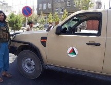 Un militante talibán posa junto a un vehículo de las fuerzas armadas afganas tras la toma de la ciudad de Herat, este viernes. EFE