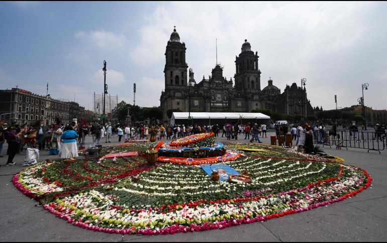 Memoria. Se llevó a cabo una ceremonia en el Zócalo de Ciudad de México para recordar los 500 años de resistencia indígena. Recordaron por un día el esplendor perdido del antiguo imperio. AFP/R. Arangua