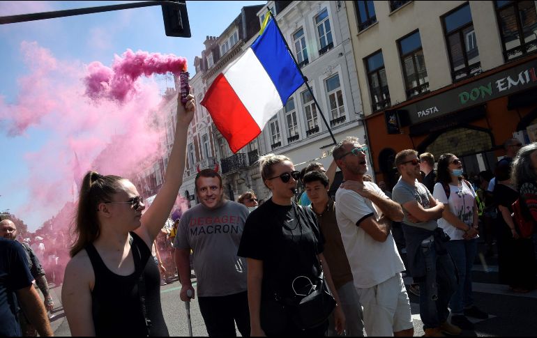 Por quinta semana consecutiva, estas manifestaciones han agrupado a los que niegan la efectividad de las vacunas contra el COVID-19 y a los que muestran su descontento con la política del gobierno de Macron. AFP / F. Lo Presti