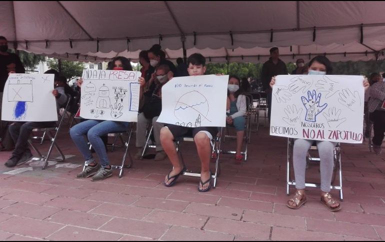 Pobladores muestran sus demandas en carteles. ESPECIAL