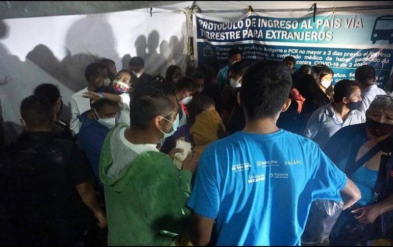 Migrantes centroamericanos provenientes de Estados Unidos son deportados a la ciudad de El Carmen Talismán, Guatemala. EFE/J. Blanco