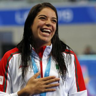 Ale Orozco lanza primera bola en juego de Mariachis