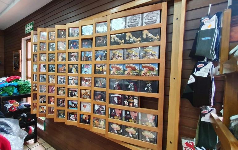 Además de analizar qué artículo comprar, algunos visitantes aprovechan algunos de los atractivos de la tienda relacionados específicamente en la carrera artística de Vicente Fernández. EL INFORMADOR / N. Gutiérrez