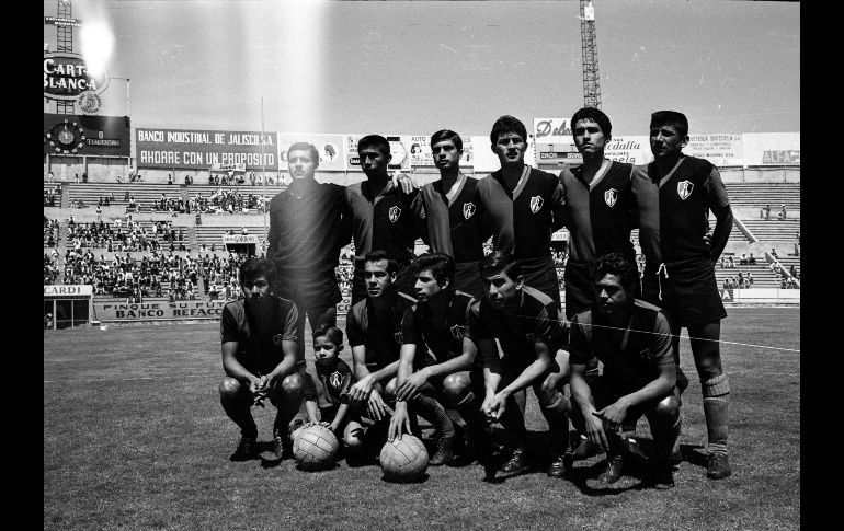 SOLO MEXICANOS. La historia del Atlas también incluye cuadros solamente con jugadores mexicanos, como la de la temporada 1965-1966, en donde fueron subcampeones tras perder con América, pero a partir de ahí nació el apodo de “Niños catedráticos”. EL INFORMADOR/ARCHIVO