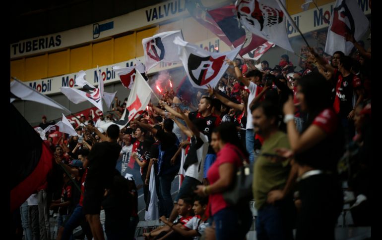 NACIMIENTO DE UNA PASIÓN. En pocos meses, lo que fue una pequeña porra que solía instalarse detrás de la portería norte en el Estadio Jalisco en 1998, pasaría a convertirse en el grupo de animación más importante de México, la Barra 51. EL INFORMADOR/ARCHIVO